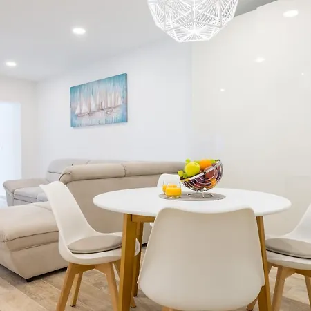 Tophill Deluxe Apartament *